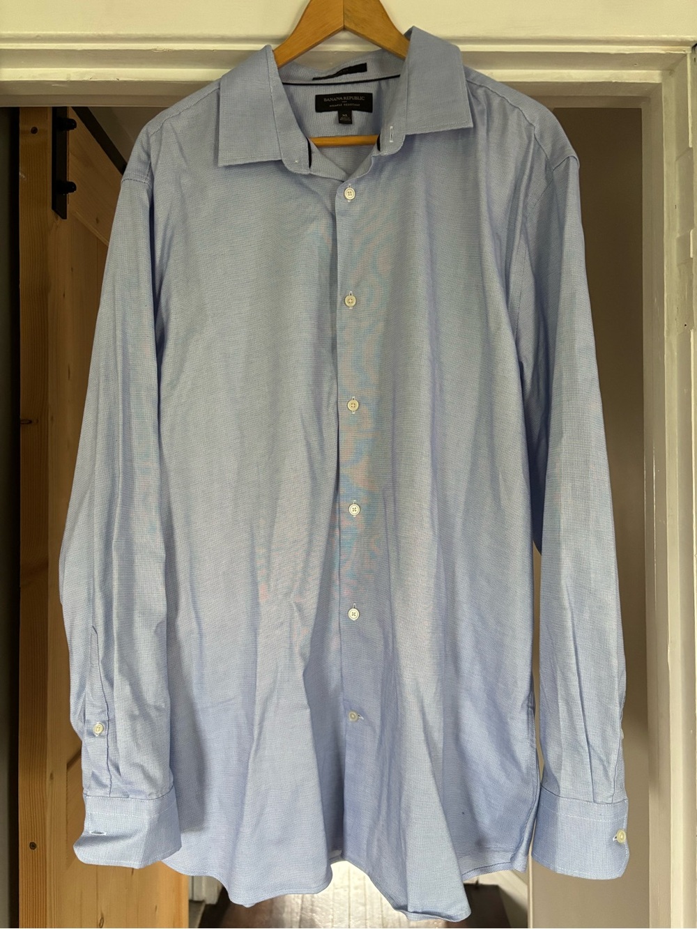 Banana Republic Light Blue Men's Dress Shirt - Solid Button-Up